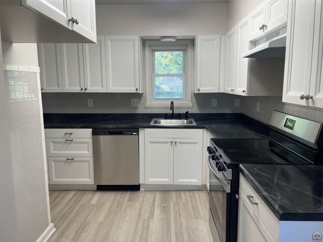 311 SW Country Club DR, Topeka, KS 66611