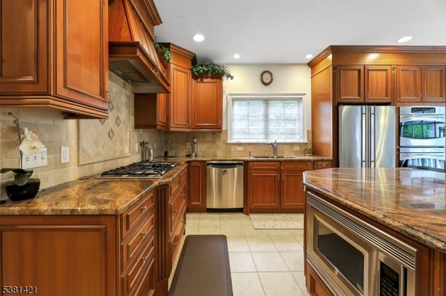 22 Meadow Lake Dr, Mahwah Twp., NJ 07430