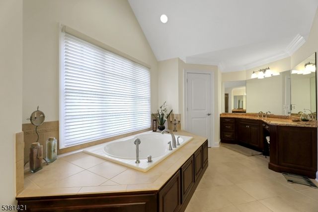 22 Meadow Lake Dr, Mahwah Twp., NJ 07430