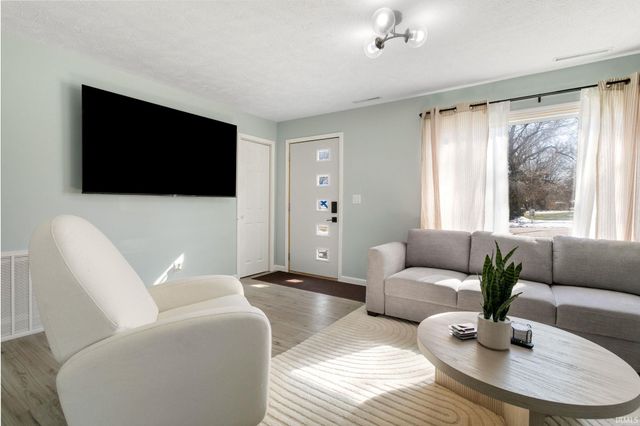 1423 Corby Boulevard, South Bend, IN 46617