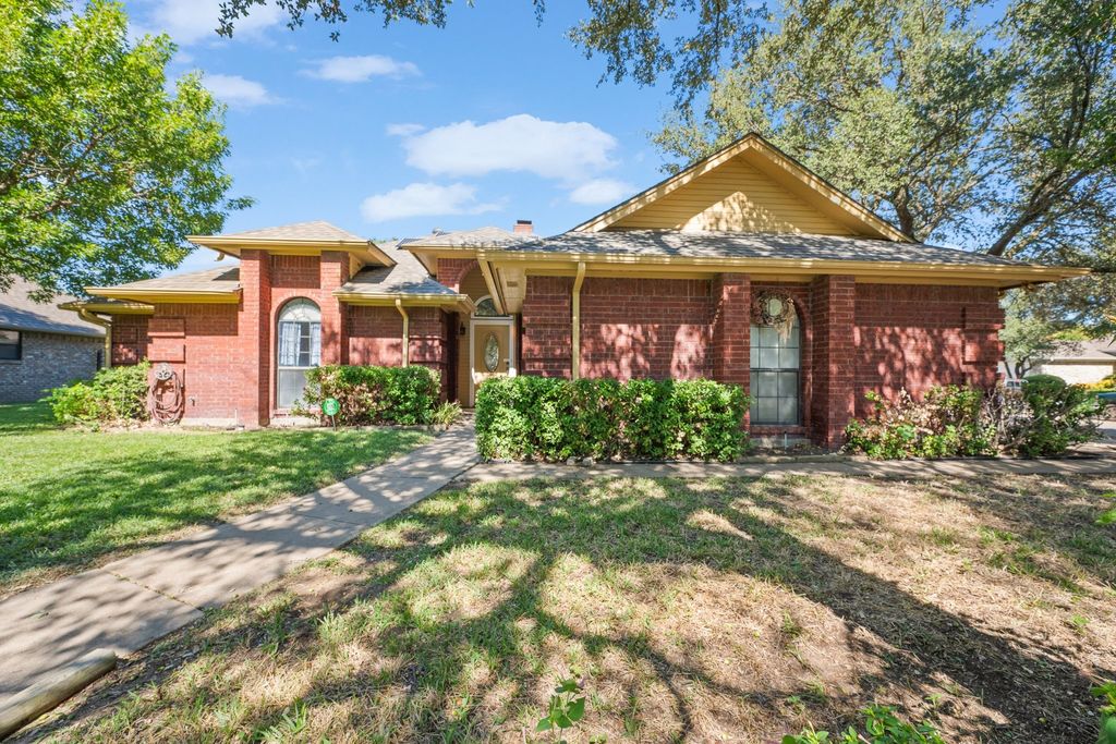 153 Sandlewood Lane, Burleson, TX 76028