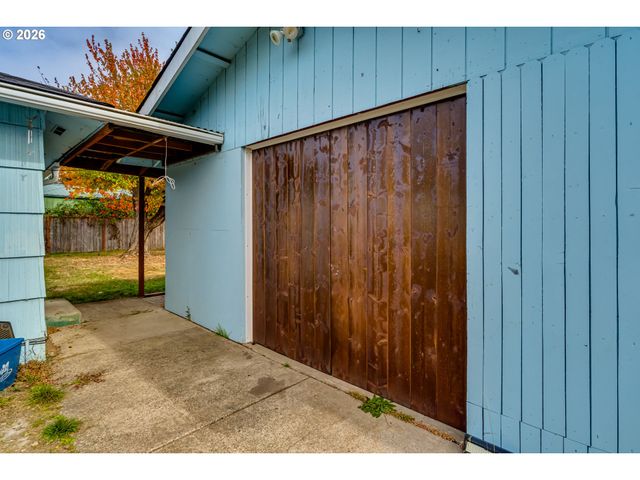 1253 30TH St, Springfield, OR 97478