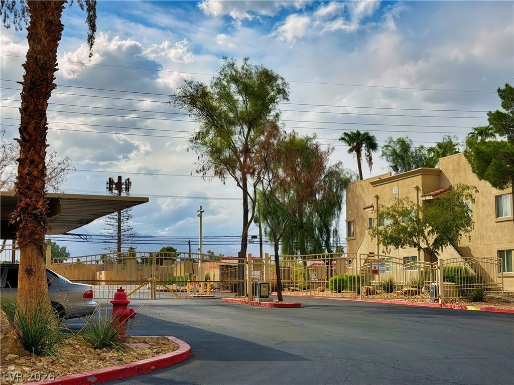 1852 North Decatur Boulevard 101, Las Vegas, NV 89108 — exterior