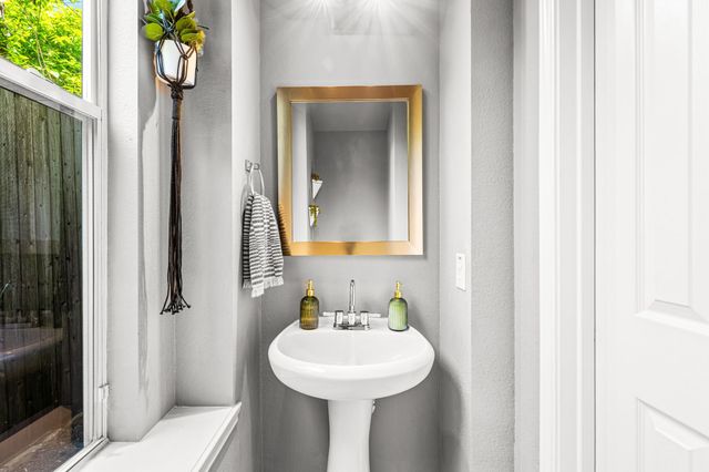 1215 N Bishop Avenue, Dallas, TX 75208