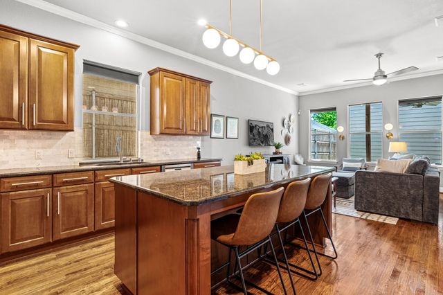 1215 N Bishop Avenue, Dallas, TX 75208