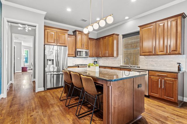 1215 N Bishop Avenue, Dallas, TX 75208