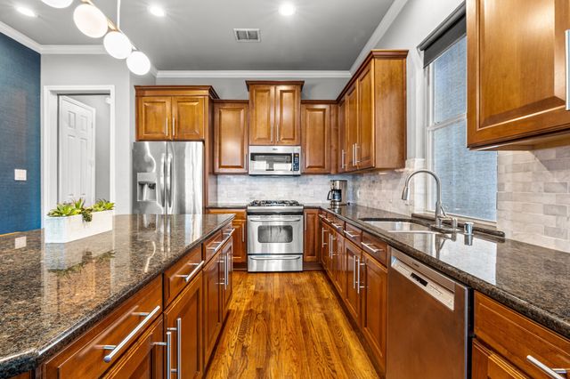 1215 N Bishop Avenue, Dallas, TX 75208