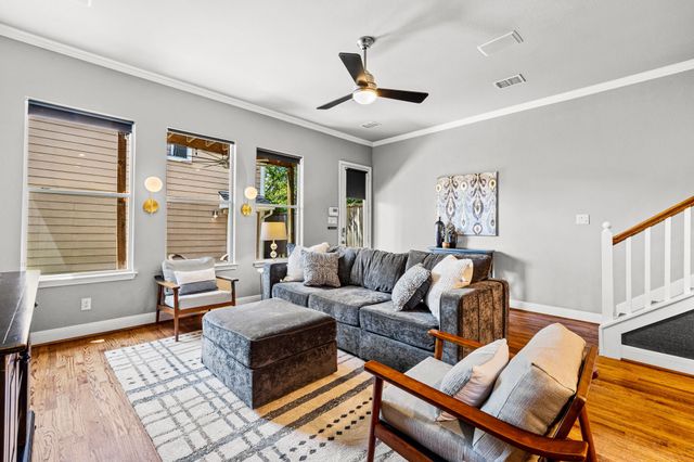 1215 N Bishop Avenue, Dallas, TX 75208