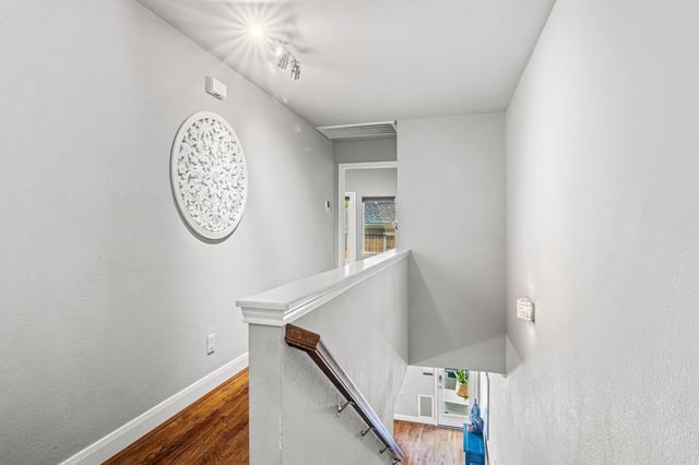 1215 N Bishop Avenue, Dallas, TX 75208