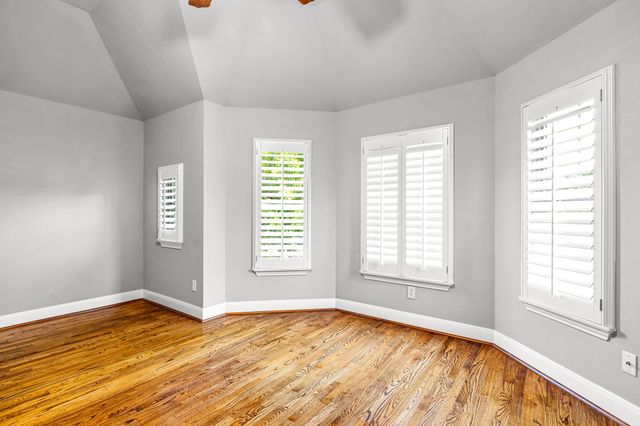 1215 N Bishop Avenue, Dallas, TX 75208