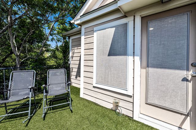 1215 N Bishop Avenue, Dallas, TX 75208