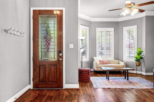 1215 N Bishop Avenue, Dallas, TX 75208