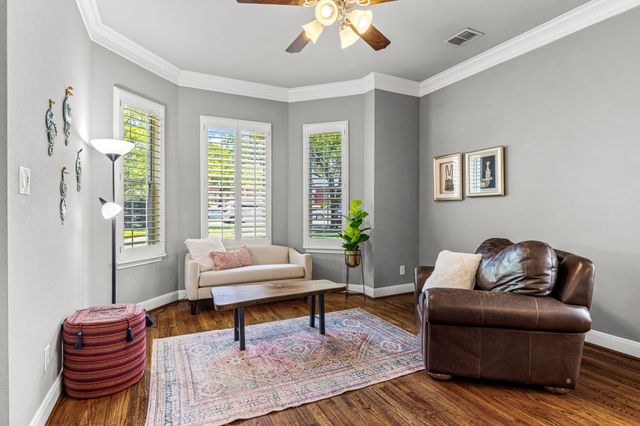 1215 N Bishop Avenue, Dallas, TX 75208