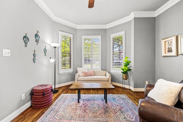 1215 N Bishop Avenue, Dallas, TX 75208