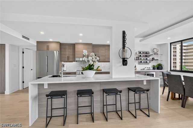 11 Bluebill AVE 606, Naples, FL 34108
