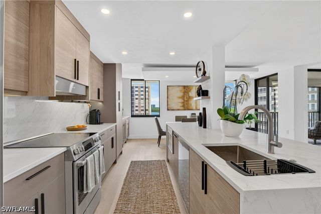 11 Bluebill AVE 606, Naples, FL 34108