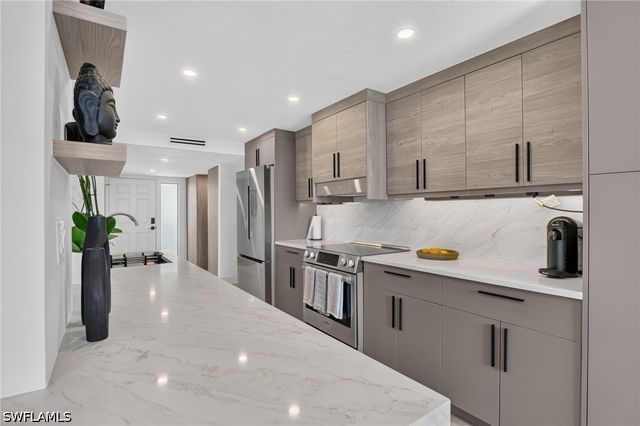 11 Bluebill AVE 606, Naples, FL 34108