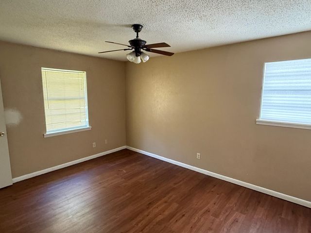 909 Lawrence Dr, Longview, TX 75604