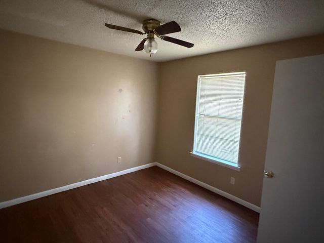 909 Lawrence Dr, Longview, TX 75604