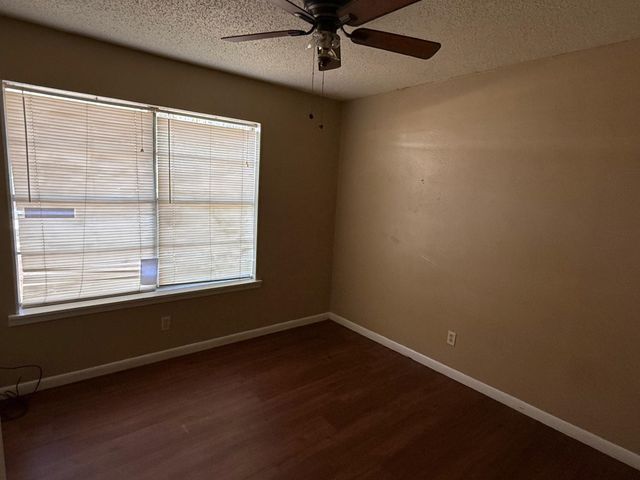 909 Lawrence Dr, Longview, TX 75604