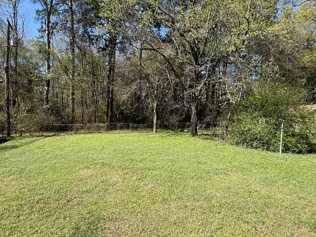 909 Lawrence Dr, Longview, TX 75604