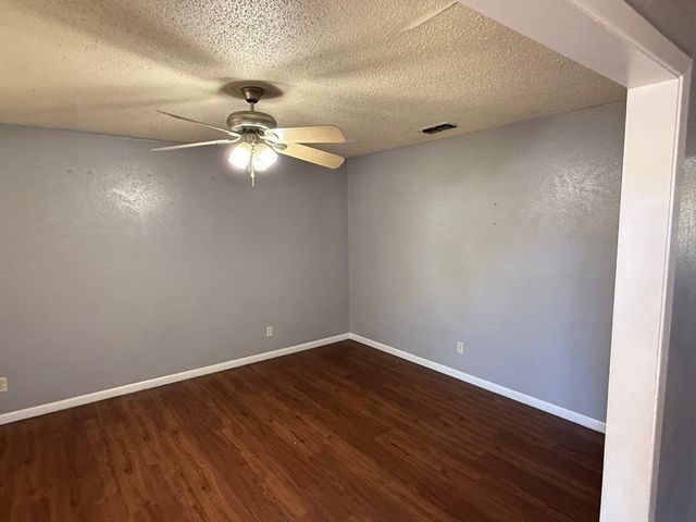 909 Lawrence Dr, Longview, TX 75604