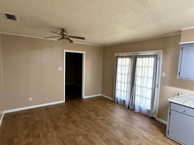 909 Lawrence Dr, Longview, TX 75604