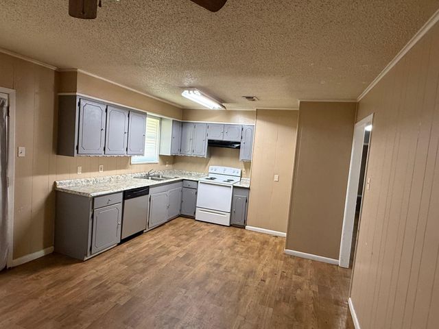 909 Lawrence Dr, Longview, TX 75604