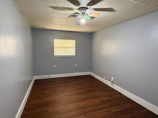 909 Lawrence Dr, Longview, TX 75604