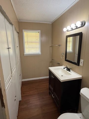 909 Lawrence Dr, Longview, TX 75604