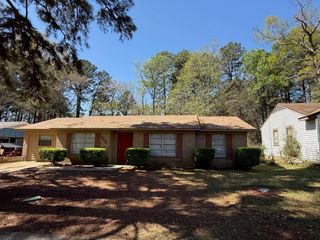 909 Lawrence Dr, Longview, TX 75604