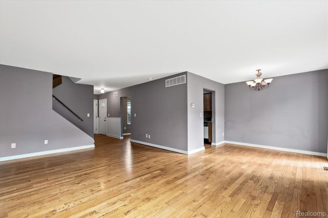 46 Stratford Lane, Rochester Hills, MI 48309