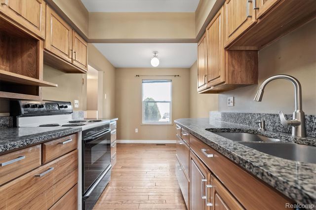 46 Stratford Lane, Rochester Hills, MI 48309