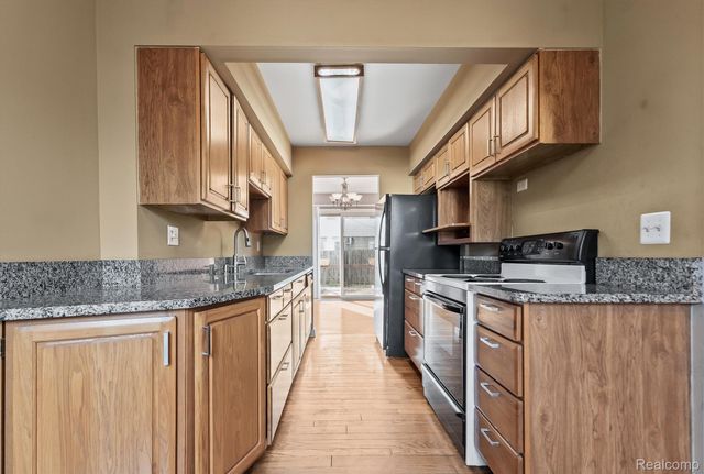 46 Stratford Lane, Rochester Hills, MI 48309