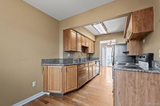 46 Stratford Lane, Rochester Hills, MI 48309