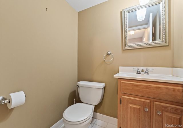 46 Stratford Lane, Rochester Hills, MI 48309