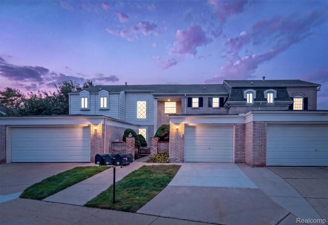 46 Stratford Lane, Rochester Hills, MI 48309