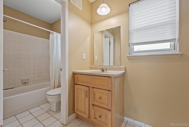 46 Stratford Lane, Rochester Hills, MI 48309