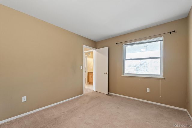 46 Stratford Lane, Rochester Hills, MI 48309