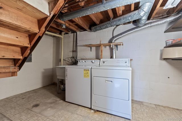 46 Stratford Lane, Rochester Hills, MI 48309