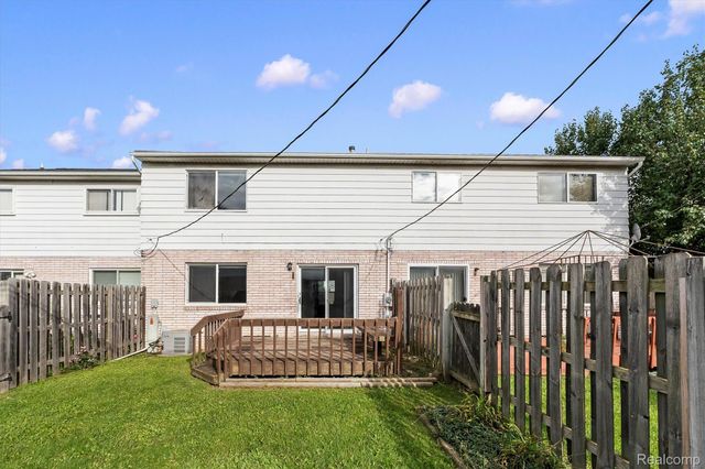 46 Stratford Lane, Rochester Hills, MI 48309