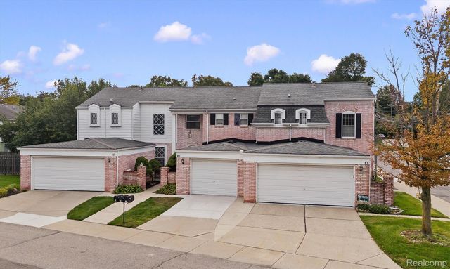 46 Stratford Lane, Rochester Hills, MI 48309