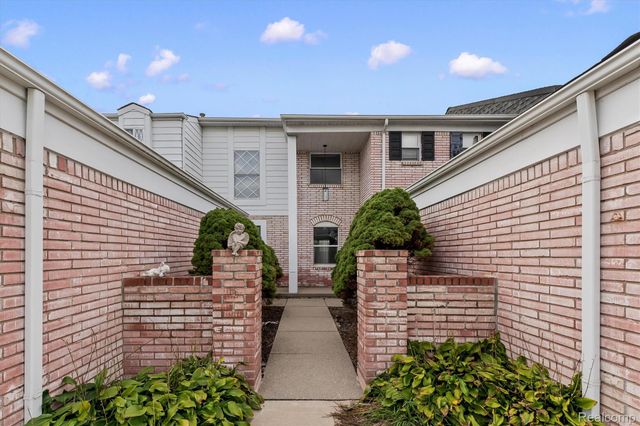 46 Stratford Lane, Rochester Hills, MI 48309
