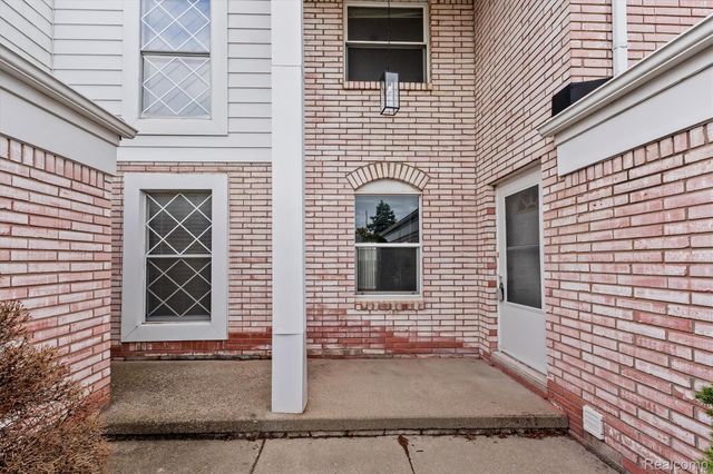 46 Stratford Lane, Rochester Hills, MI 48309