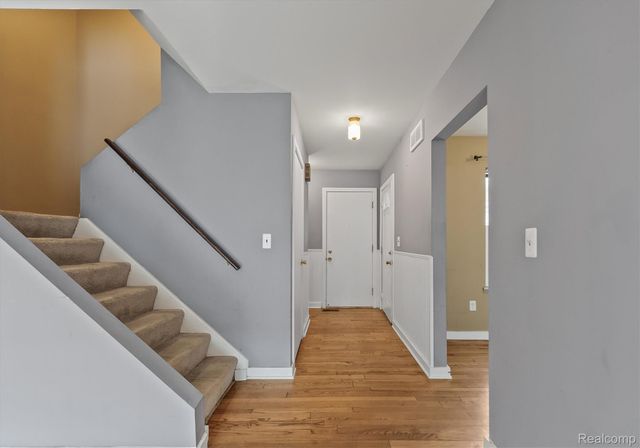 46 Stratford Lane, Rochester Hills, MI 48309