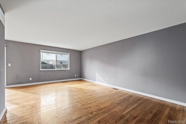 46 Stratford Lane, Rochester Hills, MI 48309
