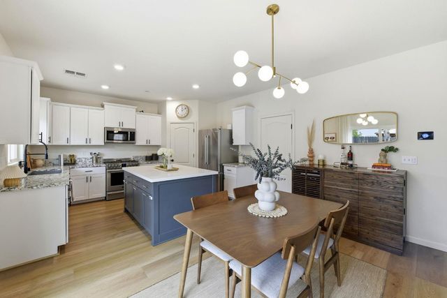 4008 Parkmoor Ln, Roseville, CA 95747