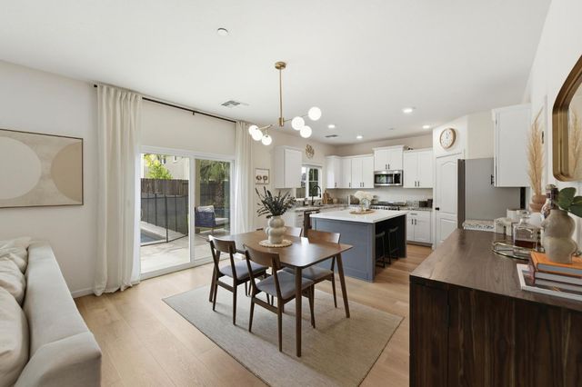 4008 Parkmoor Ln, Roseville, CA 95747