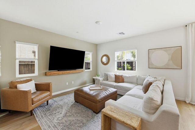 4008 Parkmoor Ln, Roseville, CA 95747