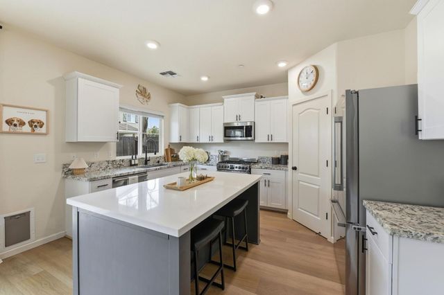 4008 Parkmoor Ln, Roseville, CA 95747